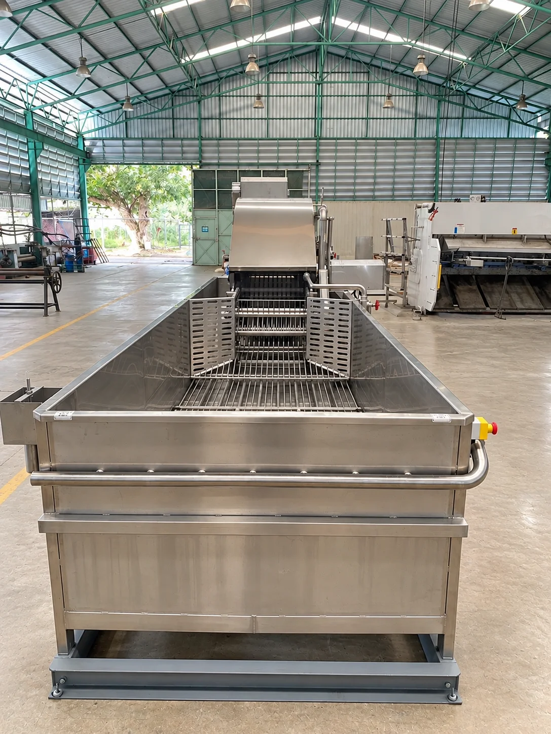 Air Bubble Washer: Open washing tank and conveyor viewed along the feed direction.