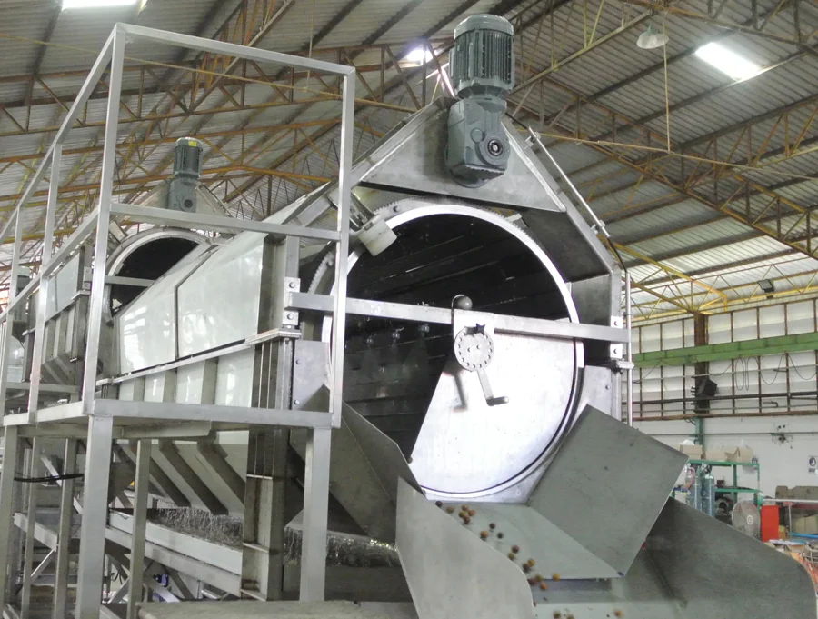 Rotary Rod Washer: Axial view into the washing drum.