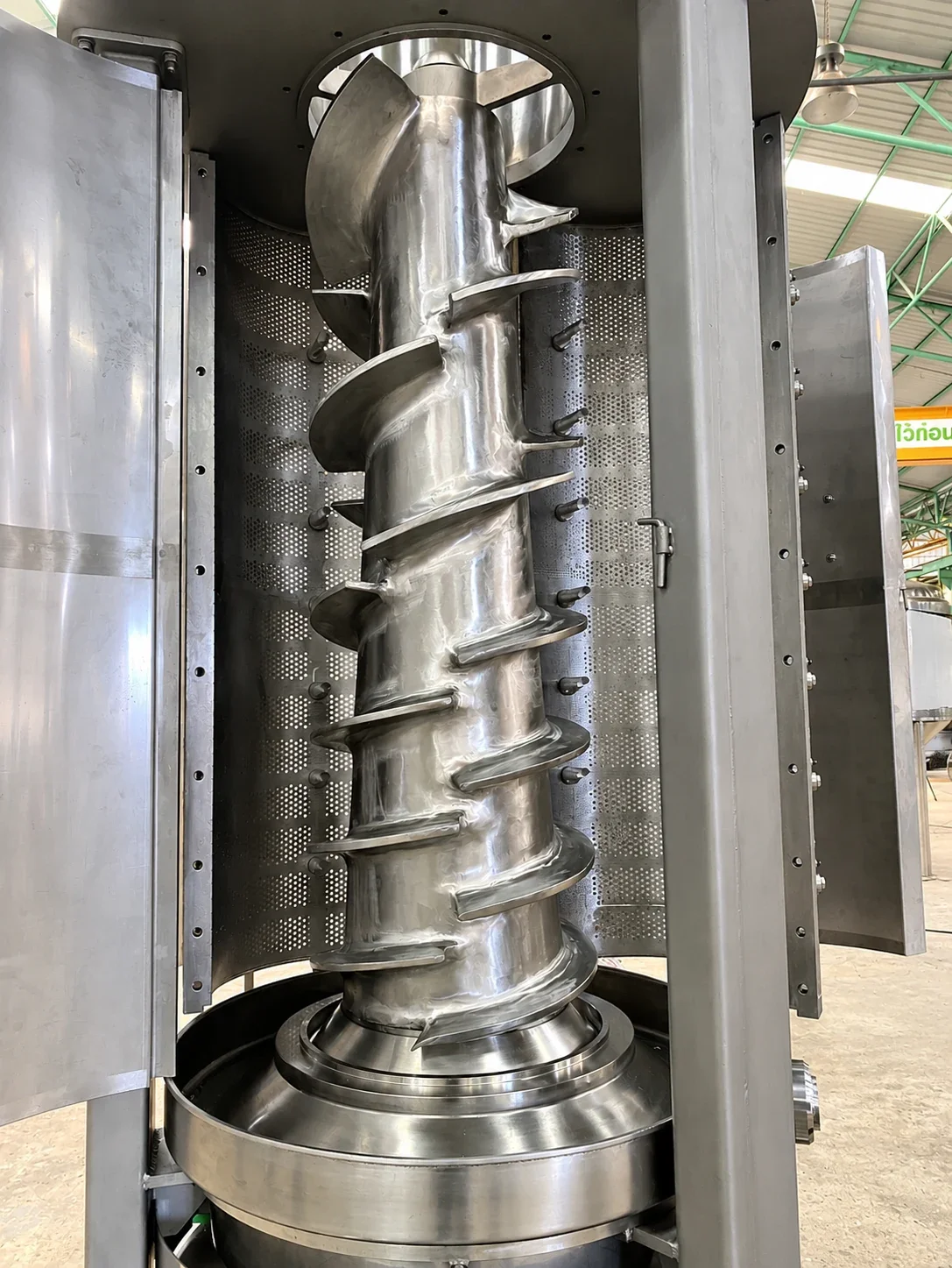 Vertical High Pressure Extractor — VHP: Vertical extraction screw exposed.