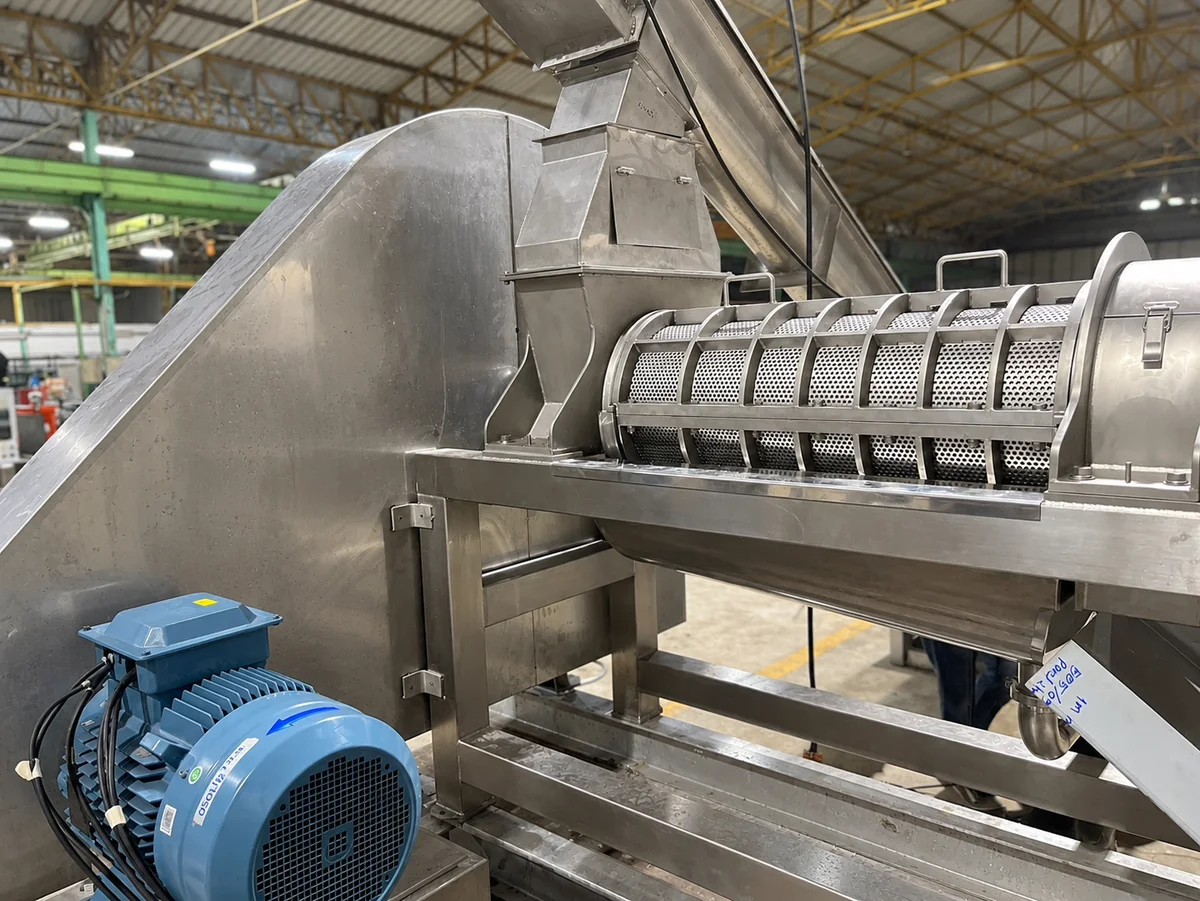 Horizontal extraction assembly with an exposed screen and drive motor.