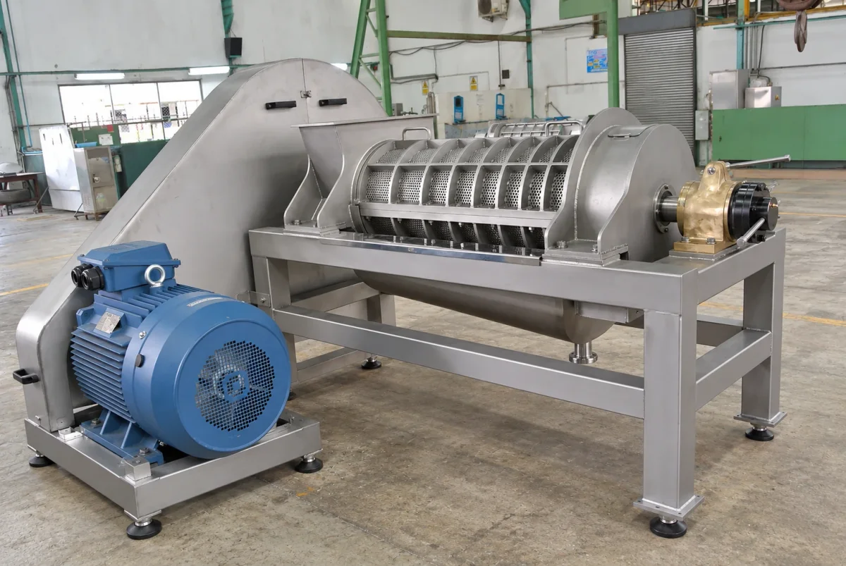 Horizontal High Pressure Extractor — HHP: Extractor with the working screen exposed.