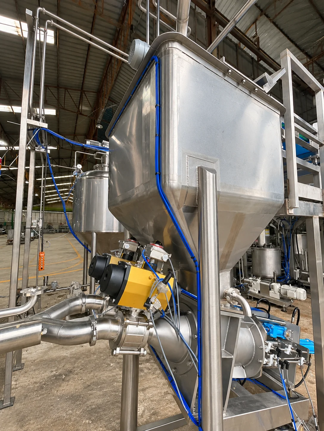Hopper and connected piston-pump assembly.
