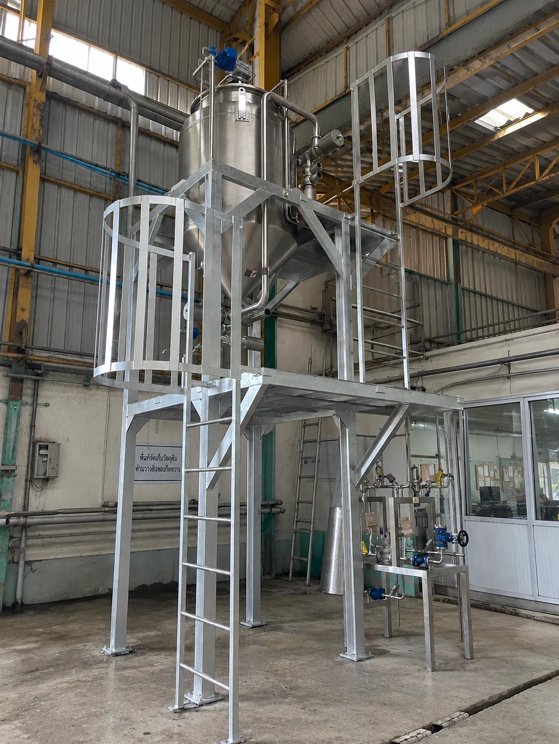 Aseptic Surge Tank: Aseptic tank full height and access structure.