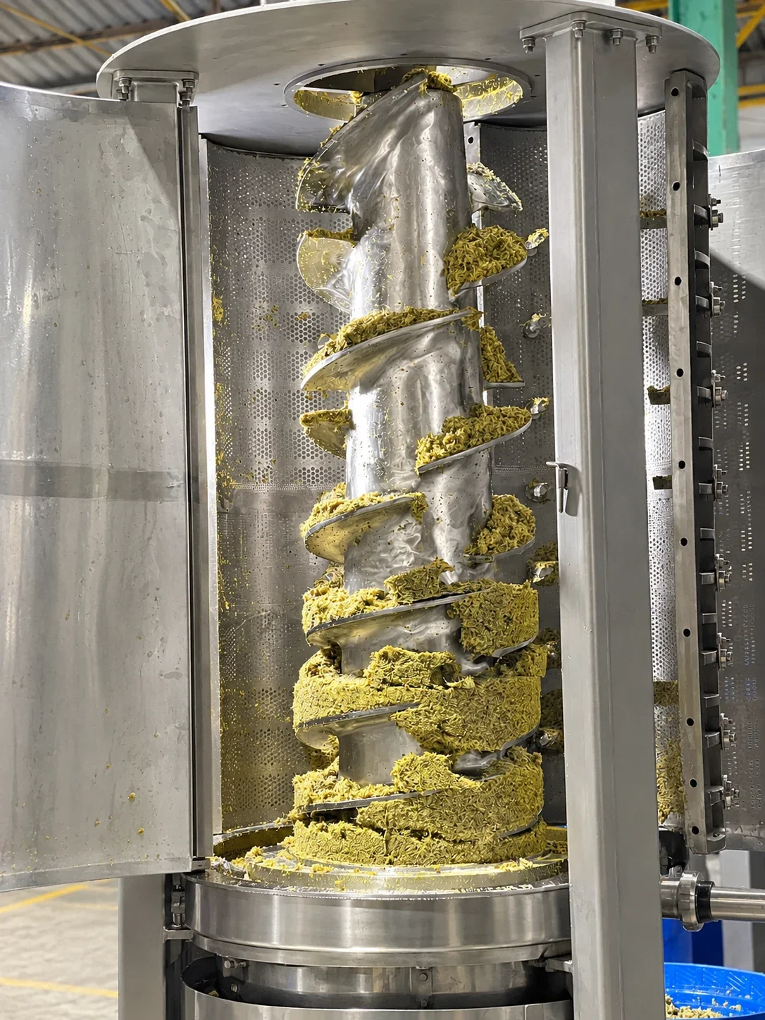 Vertical High Pressure Extractor — VHP: Vertical extraction screw with processed material.
