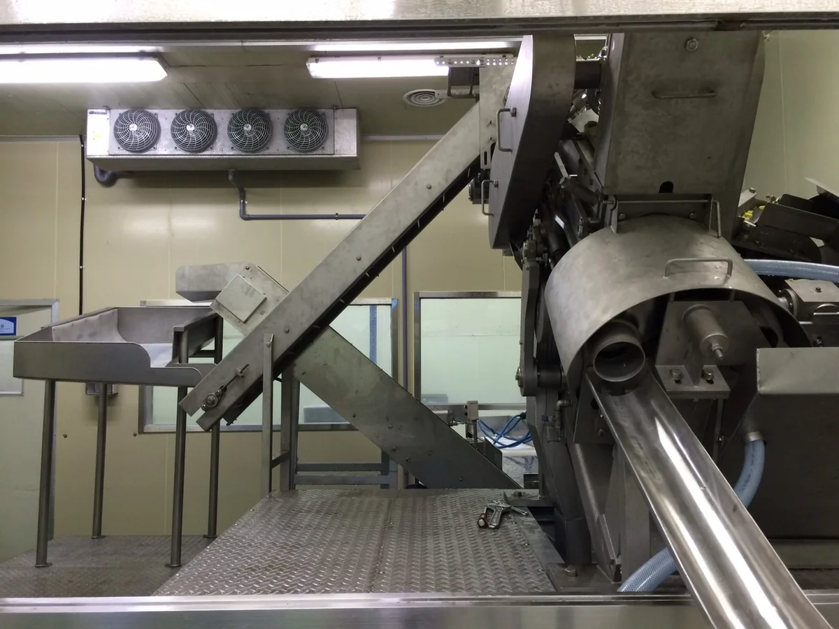 Ginaca Pineapple Preparation: Working cylinder and processing head in the installed line.